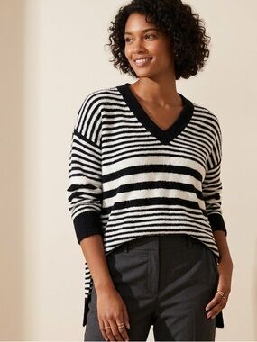 Ava & Viv Black and White Striped V-Neck Pullover